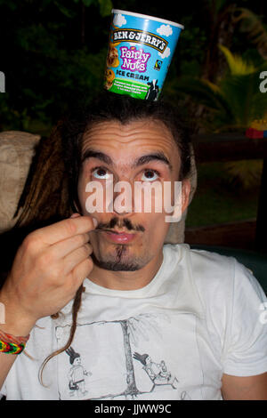 Ein Rastaman, Ben &amp; Jerrys ziemlich Muttern Eis essen - sehr lecker! Stockfoto