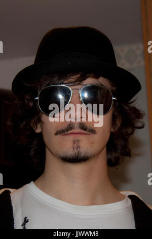 Aportrait eines Mannes mit einem schwarzen Hut und dunkle Sonnenbrillen. Stockfoto