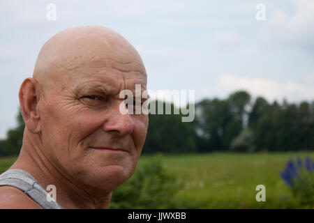 Porträt von ein glatzköpfiger Mann schaut in die Kamera Stockfoto