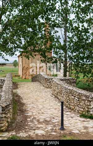 Pilger zu Fuß auf die Brücke in Galizien, Spanien. Camino de Santiago. Stockfoto