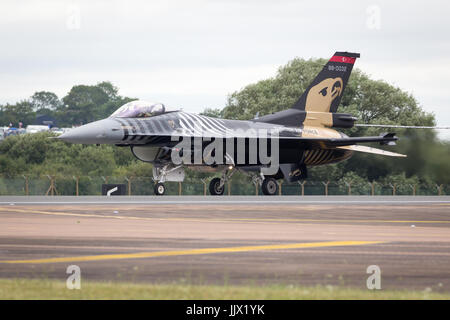 Türkische Luftwaffe Lockheed Martin General Dynamics F-16 Fighting Falcon vervollständigt seine Aerobatic Anzeige bei Fairford International Air Tattoo RIAT 2017 Stockfoto