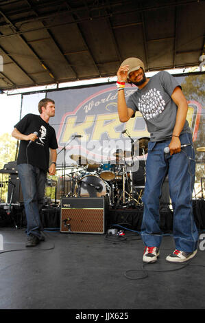 (L-R) Jonny 5 Brer Rabbit Flobots mit 2008 KROQ Weenie Roast Y Fiesta Verizon Wireless Amphitheater Irvine. Stockfoto