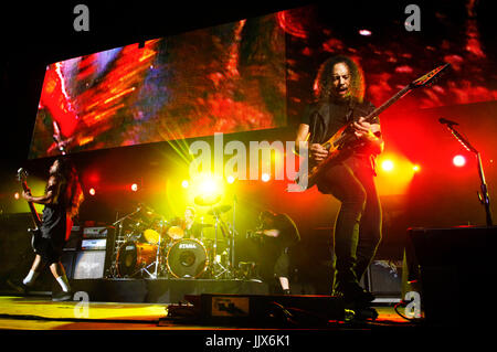 (L-R) Robert Trujillo, Lars Ulrich Kirk Hammett Metallica mit 2008 KROQ Weenie Roast Y Fiesta Verizon Wireless Amphitheater Irvine. Stockfoto