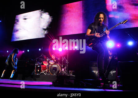 (L-R) Robert Trujillo, Lars Ulrich, Kirk Hammett Metallica mit 2008 KROQ Weenie Roast Y Fiesta Verizon Wireless Amphitheater Irvine. Stockfoto