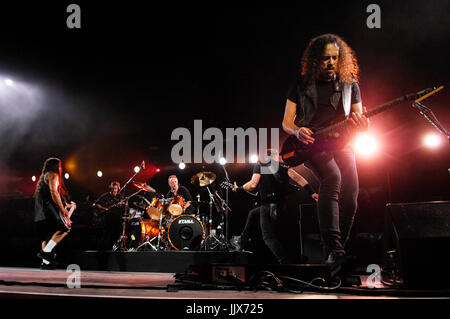 (L-R) Robert Trujillo, Lars Ulrich, James Hetfield Kirk Hammett Metallica mit 2008 KROQ Weenie Roast Y Fiesta Verizon Wireless Amphitheater Irvine. Stockfoto