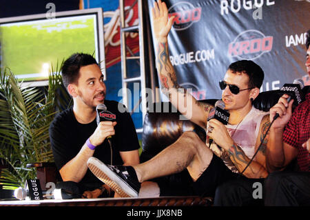 Mike Shinoda Chester Bennington Linkin Park backstage 2009 KROQ Epizentrum Fairplex Pomona Pomona. Stockfoto