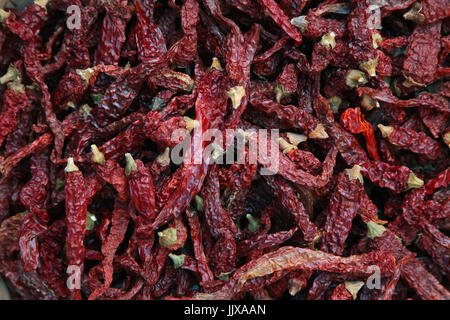 Stapel der getrocknete rote Chilischoten Hintergrund, Ansicht von oben. Stockfoto
