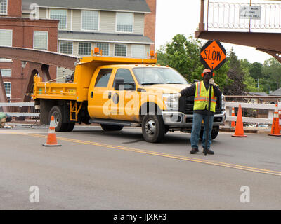 Mann leitet Datenverkehr auf der Hubbrücke, Fairport NY USA. Stockfoto