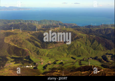 Luftaufnahme der Wind Farm Stromerzeugung auf den Makara Hügeln in einem westlichen Vorort von Wellington City, Neuseeland. Stockfoto