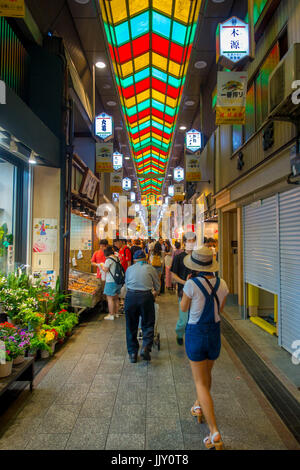 KYOTO, JAPAN - 5. Juli 2017: Unbekannter Menschen zu Fuß auf Nishiki Markt in Kyoto, Japan Stockfoto