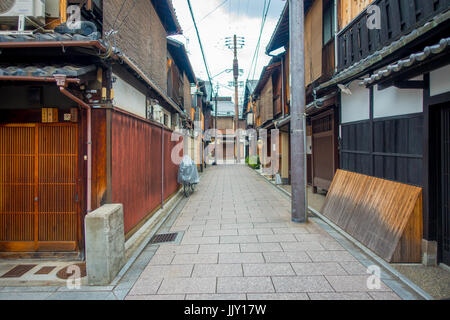 KYOTO, JAPAN - 5. Juli 2017: Touristen zu Fuß im Stadtteil Gion in Kyoto, Japan. Stockfoto