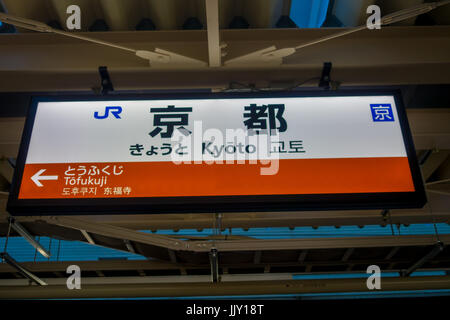 KYOTO, JAPAN - 14. APRIL: Informative Schild am Keihan Bahnhof in Kyoto, Japan. Keihan-Eisenbahn-Gesellschaft wurde 1949 gegründet und ist unter den verkehrsreichsten ich Stockfoto
