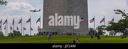 Washington, DC - The Washington Monument mit einem Delta Airlines Flugzeug nähert sich in der Nähe Reagan National Airport. Stockfoto