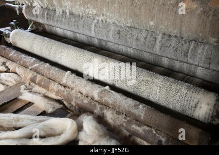 Nahaufnahme von Wolle in Vintage Textilmaschinen im Inneren der alten Fabrik. Stockfoto