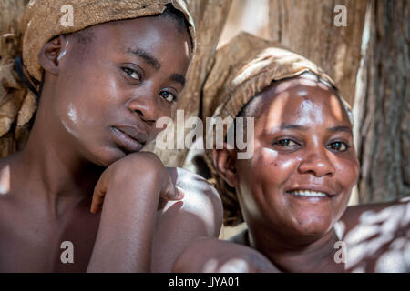 Damaran Frauen sitzen und stellen gemeinsam im Schatten im Damara Living Museum, nördlich von Twyfelfontein in Namibia, Afrika. Stockfoto