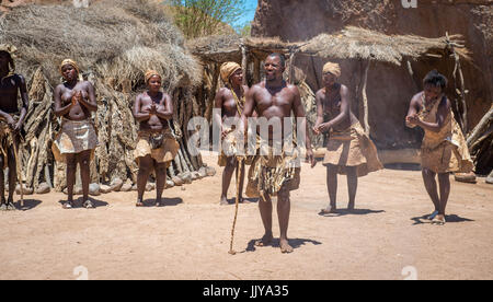 Damaran Völker stehen und singen in einer Linie mit der Damara Living Museum, befindet sich in Twyfelfontein, in der Nähe von Namibia, Afrika. Stockfoto