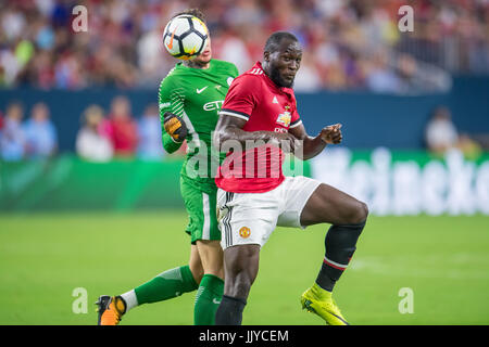 Houston, TX, USA. 20. Juli 2017. Manchester United weiter Romelu Lukaku (9) Köpfe den Ball vorbei an Manchester City Torwart Ederson Moraes (31), setzen sich für ein Ziel während der 1. Hälfte eine International Champions Cup Fußball zwischen Manchester United und Manchester City im NRG-Stadion in Houston, TX übereinstimmen. Trask Smith/CSM/Alamy Live-Nachrichten Stockfoto