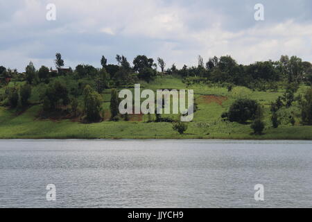 Datei - Datei Bild vom 4. Dezember 2016 zeigt die Landschaft am Kivu-See am südlichen Rand der Virunga-Nationalpark im Osten des Kongo. Der älteste Nationalpark in Afrika würde nicht mehr existieren, gäbe es eine Privatarmee der schwer bewaffneten Rangers. Zahlreiche Milities im Ostkongo verursachen Probleme im Bereich des Virunga Nationalparks, vor allem bekannt für seinen Berggorillas. Foto: Jürgen Bätz/dpa Stockfoto