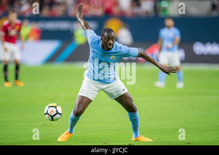 Houston, TX, USA. 20. Juli 2017. Manchester City Mittelfeldspieler Yaya Tour © (42) steuert der Ball im 1. Halbjahr ein International Champions Cup Fußball match zwischen Manchester United und Manchester City im NRG-Stadion in Houston, Texas. Trask Smith/CSM/Alamy Live-Nachrichten Stockfoto