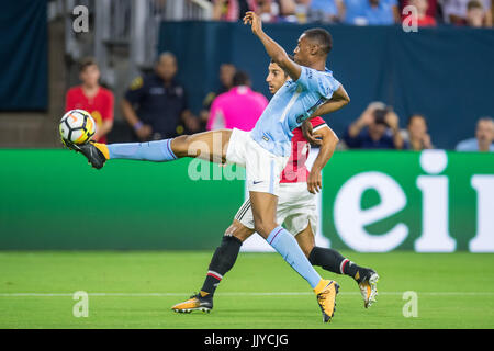 Houston, TX, USA. 20. Juli 2017. Manchester City Verteidiger John Steinen (5) steuert den Ball vor Manchester United Mittelfeldspieler Henrikh Mkhitaryan (22) während der 1. Hälfte eine International Champions Cup Fußball zwischen Manchester United und Manchester City im NRG-Stadion in Houston, TX übereinstimmen. Trask Smith/CSM/Alamy Live-Nachrichten Stockfoto