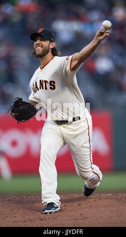 San Francisco, Kalifornien, USA. 20. Juli 2017. In seinem ersten Zuhause Start seit April, die San Francisco Giants starten Krug Madison Bumgarner (40) wirft im ersten Inning während ein MLB-Spiel zwischen den San Diego Padres und die San Francisco Giants im AT&T Park in San Francisco, Kalifornien. Valerie Shoaps/CSM/Alamy Live-Nachrichten Stockfoto