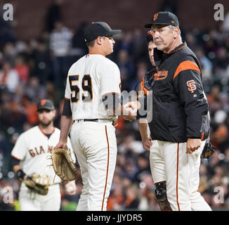 San Francisco, Kalifornien, USA. 20. Juli 2017. San Francisco Giants Manager Bruce Bochy (15) übergibt den Ball zum Riesen Entlastung Krug Kyle Crick (59) kommt während der achten Innings in einem MLB-Spiel zwischen den San Diego Padres und die San Francisco Giants im AT&T Park in San Francisco, Kalifornien. Valerie Shoaps/CSM/Alamy Live-Nachrichten Stockfoto