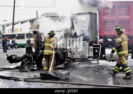 (170721)--Mexiko-Stadt, 21. Juli 2017 (Xinhua)--Feuerwehrleute Löschen der Flammen eines verbrannten LKW nach einer Operation der Navy in Mexiko-Stadt, Hauptstadt von Mexiko, am 20. Juli 2017. Acht angebliche Mitglieder der ein Drogenkartell getötet wurden am Donnerstag in einem Feuergefecht mit Truppen im Osten von Mexiko-Stadt, einschließlich ihren mutmaßlichen Anführer, Felipe de Jesus Peru Luna, die Regierung angekündigt. Mexikos Sekretariat der Navy und Army veröffentlichte eine Erklärung, dass der Konflikt in der Nachbarschaft von Tláhuac, geschah, nachdem die Verdächtigen Bundesrepublik Polizisten angegriffen. (Xinhua/Francisco Canedo Stockfoto