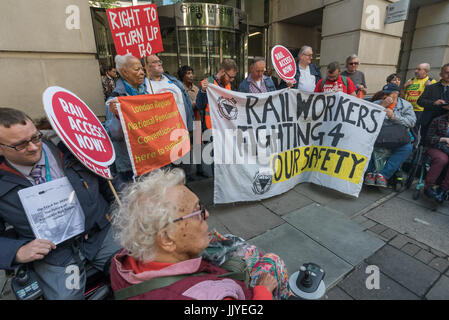 London, UK. 20. Juli 2017. London, UK. 20. Juli 2017. DPAC (behinderte Menschen gegen Kürzungen) Protest mit RMT-Mitgliedern außerhalb der Dept of Transport, Aufruf für behinderte Menschen haben das gleiche Recht auf Schiene Dienstleistungen wie andere verwenden. Treiber nur betrieben trainiert, die Entfernung von Wachen von Zügen und Bahnpersonal aus allen Stationen bedrohen die Freiheit zu reisen. DPAC beigetreten mit RMT Personal auf Streikposten, wenn sie gegen diese Änderungen Arbeitskampfmaßnahmen, die Diskriminierung von Menschen mit Behinderungen und drohen, Sicherheit im Eisenbahnverkehr. Nach ein Protest Rallye mit reden vor dem Ministerium sie Stockfoto