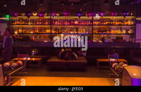 Miami Beach, FL, USA. 20. Juli 2017. MIAMI BEACH, Florida - 20. Juli 2017: Ein Blick auf die Atmosphäre vor Bollare x Cobrasnake Miami schwimmen Woche Opening Party am Miami Beach Edition Keller Credit: Ovidiu Hrubaru/Alamy Live News Stockfoto