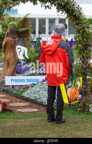 Knutsford Cheshire, UK. 21. Juli 2017. Großbritannien Wetter. Starkregen und längerem Duschen erwartet, wie Vorbereitungen bekommen im Gange für Ladies Day Tatton Park Blume zeigen. Kredite; MediaWorldImages/AlamyLiveNews Stockfoto