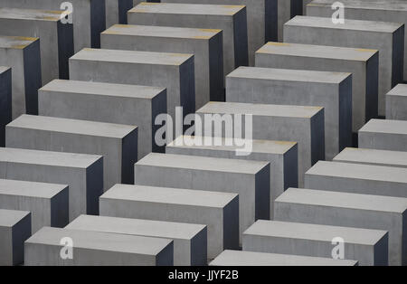 Berlin, Deutschland. 19. Juli 2017. Bild von den Stelen des Holocaust-Mahnmal in Berlin, Deutschland, 19. Juli 2017 aufgenommen. Foto: Rainer Jensen/Dpa/Alamy Live-Nachrichten Stockfoto