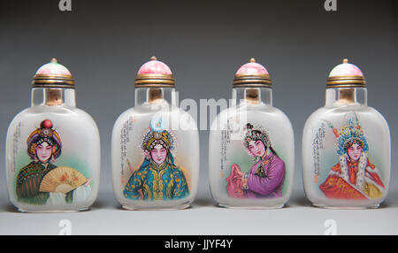 (170721)--SHIJIAZHUANG, 21. Juli 2017 (Xinhua)--Foto aufgenommen am 18. Juli 2017 zeigt vier innen lackiert Schnupftabak Glasflaschen von Dong Xue, Künstlers innen-Malerei in Shijiazhuang, Hauptstadt der Provinz Hebei North China erstellt. Innen lackiert Riechflaeschchen ist ein chinesischer traditioneller Handwerkskunst. Innen-Malerei Kunst, die eine Geschichte von mehr als 200 Jahren hat, wurde auch als eines der nationalen immateriellen Kulturerbes aufgenommen. Xue Dong und seine Tochter haben weiterhin die Technik zu studieren, und beschlossen, es weiterzugeben. (Xinhua/Pu Dongfeng) (Angeles) Stockfoto