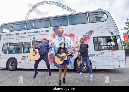 London, UK.  21. Juli 2017. Stellen Sie Musiker (L, R) Kal Lavelle, Modupe Obasola und Jay Johnson, die in der Mayor of London jährliche Straßenmusik-Wettbewerb teilgenommen haben, sich vor Bussen mit ihren Bildern.  Dire Straits-Frontmann Mark Knopfler präsentiert zwei legendäre Londoner Bussen außerhalb Wembley-Stadion Eröffnung des Gigs, in Zusammenarbeit mit Gibson, am Vorabend des internationalen Tages der Straßenmusik.  Bildnachweis: Stephen Chung / Alamy Live News Stockfoto