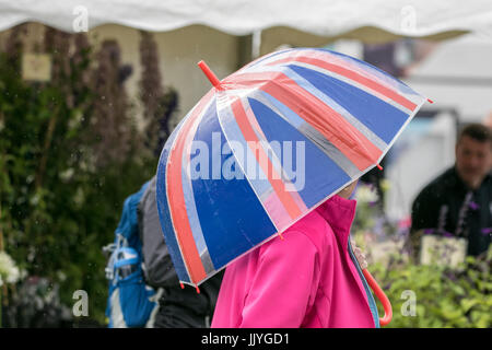 RHS Tatton Park Blumenschau, Knutsford, Cheshire. GROßBRITANNIEN WETTER. 21. Juli 2017.  Starke Winde und schwere Duschen Wasser die Gärtner, die Teilnahme an dieser Jahre floral Masterclass bei der Royal Horticultural Society Tatton Park Flower Show 2017.   Besucher können eintauchen in die Schönheit, Duft und Farbe des Dorfes Floral Festzelt & Pflanze.  Eine neue Ergänzung zu den spektakulären Gärten auf dem Display wird "Schmetterlingsgarten" wo Gäste durch das tropische Paradies gefüllt mit exotischen Schmetterlingen wandern können.  Bildnachweis: Cernan Elias/Alamy Live-Nachrichten Stockfoto