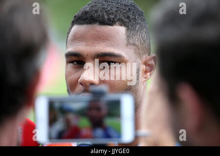 Windischgarsten, Österreich. 19. Juli 2017. Hoffenheim Serge Gnabry spricht in einem Interview mit Journalisten an einem Trainingslager der deutschen Fußball-Bundesliga-Fußball-Club TSG 1899 Hoffenheim in Windischgarsten, Österreich, 19. Juli 2017. Foto: Hasan Bratic/Dpa/Alamy Live News Stockfoto