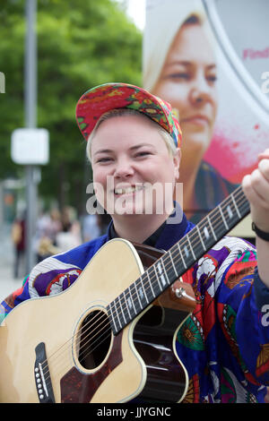 London, UK. 21. Juli 2017. Kal Lavelle schließt sich Frontmann der Dire Straits Mark Knopfler, als er zwei legendären Londoner Busse zur Einführung des Gigs, in Zusammenarbeit mit Gibson Feier enthüllt, am Vorabend des internationalen Tages der Straßenmusik in Wembley.Young Musiker im Wettbewerb um die Hauptstadt Top Buskers benannt werden durchführen, an Bord zwei eigens in Auftrag gegebene Londoner Bussen an diesem Wochenende um Hilfe Mark International als Straßenmusikant Tag und die nächste Phase des Gigs zu starten , der Bürgermeister von London jährliche Straßenmusik-Wettbewerb. Bildnachweis: Keith Larby/Alamy Live-Nachrichten Stockfoto