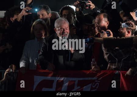 São Paulo, São Paulo, Brasilien. 20. Juli 2017. Früheren brasilianischen Präsidenten LUIZ INACIO LULA DA SILVA während einer Protestaktion auf Avenida Paulista in Sao Paulo gegen seine Verurteilung in Lava Jato Betrieb (Geldwäsche spricht) und bat um direkte Wahlen für das Präsidentenamt. Bildnachweis: Paulo Lopes/ZUMA Draht/Alamy Live-Nachrichten Stockfoto