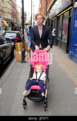 London, Großbritannien. Juli 2017. Hugh Harris Läuft In Der Brewer Street Soho. Die Multimillionärin-Erbin-Partnerin India Rose James und der Vater ihres Kindes im Zentrum von London. Quelle: Alamy News Stockfoto