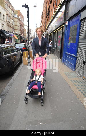 London, Großbritannien. Juli 2017. Hugh Harris Läuft In Der Brewer Street Soho. Die Multimillionärin-Erbin-Partnerin India Rose James und der Vater ihres Kindes im Zentrum von London. Quelle: Alamy News Stockfoto