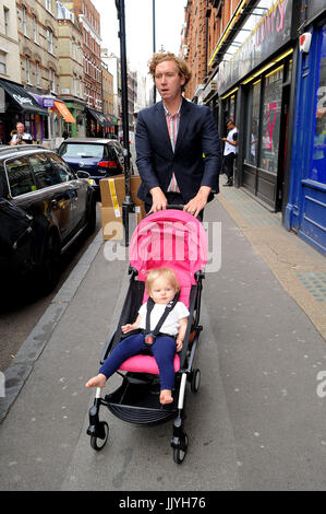 London, Großbritannien. Juli 2017. Hugh Harris Läuft In Der Brewer Street Soho. Die Multimillionärin-Erbin-Partnerin India Rose James und der Vater ihres Kindes im Zentrum von London. Quelle: Alamy News Stockfoto