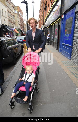 London, Großbritannien. Juli 2017. Hugh Harris Läuft In Der Brewer Street Soho. Die Multimillionärin-Erbin-Partnerin India Rose James und der Vater ihres Kindes im Zentrum von London. Quelle: Alamy News Stockfoto