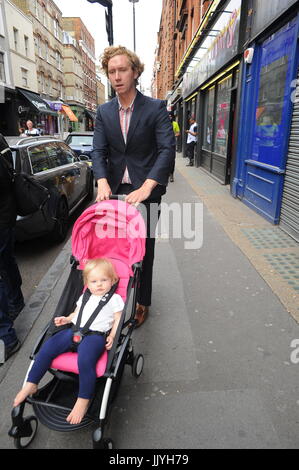 London, Großbritannien. Juli 2017. Hugh Harris Läuft In Der Brewer Street Soho. Die Multimillionärin-Erbin-Partnerin India Rose James und der Vater ihres Kindes im Zentrum von London. Quelle: Alamy News Stockfoto