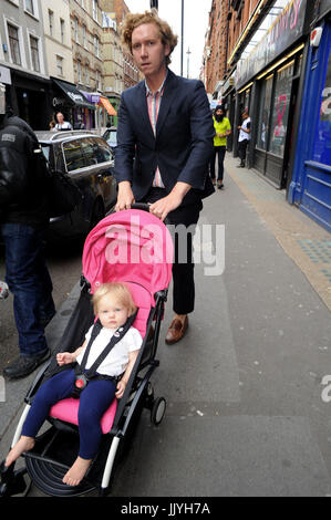 London, Großbritannien. Juli 2017. Hugh Harris Läuft In Der Brewer Street Soho. Die Multimillionärin-Erbin-Partnerin India Rose James und der Vater ihres Kindes im Zentrum von London. Quelle: Alamy News Stockfoto