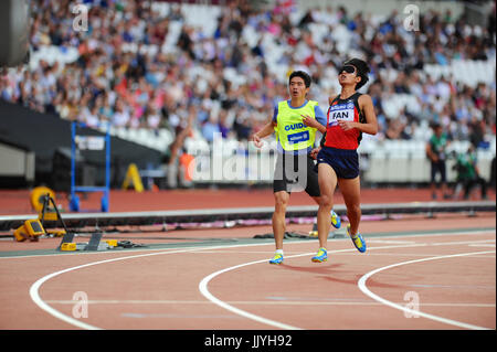 London, UK. 20. Juli 2017. Zetan Fan (CHN) Abschluss Heizen 3 von den Herren 200 m T11 Halbfinale bei der WM Para Leichtathletik im Stadion London, Queen Elizabeth Olympic Park.  Lüfter lief das Rennen in 22.96secs, womit er der schnellste Qualifikationsrunde im Vorfeld Offs. Der Guide Runner Partnerschaft Fan ist Joachim Huang (CHN). Bildnachweis: Michael Preston/Alamy Live-Nachrichten Stockfoto