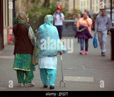 Asiatische Flüchtling gekleidet Hijab Schal auf Straße in der UK alltägliche Szene Stockfoto