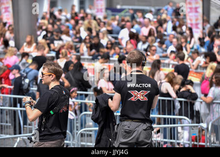 London, UK.  21. Juli 2017.  Teilnehmer, Fans, Freunde und Familie versammeln sich zum "X Factor Bootcamp", ein Kandidat Auswahlverfahren für Gesang-TV-Show, in der Wembley Arena statt.   Bildnachweis: Stephen Chung / Alamy Live News Stockfoto