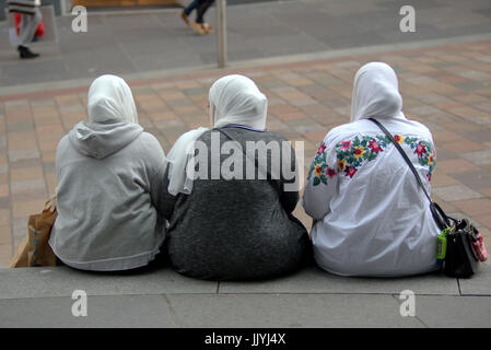 Asiatische Flüchtling gekleidet Hijab Schal auf Straße in der UK alltägliche Szene Stockfoto