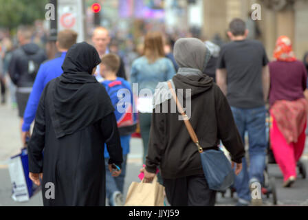 Asiatische Flüchtling gekleidet Hijab Schal auf Straße in der UK alltägliche Szene Stockfoto