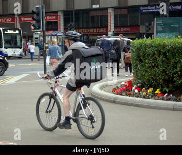 junger Mann Junge Lieferung Fahrrad Radfahrer Uber Essen Lieferung Lieferung außerhalb Straße unterwegs Stockfoto