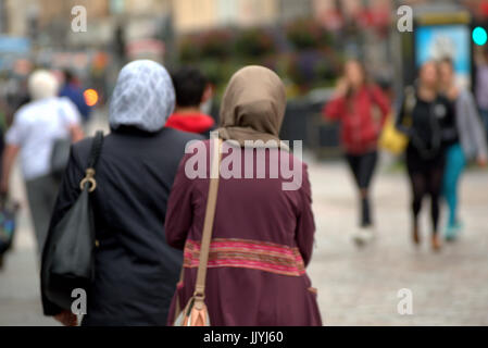 Asiatischer Flüchtling gekleideter Hijab-Schal auf der Straße in Großbritannien tägliches Opfer bedrohte junge weiße Mädchen Stockfoto